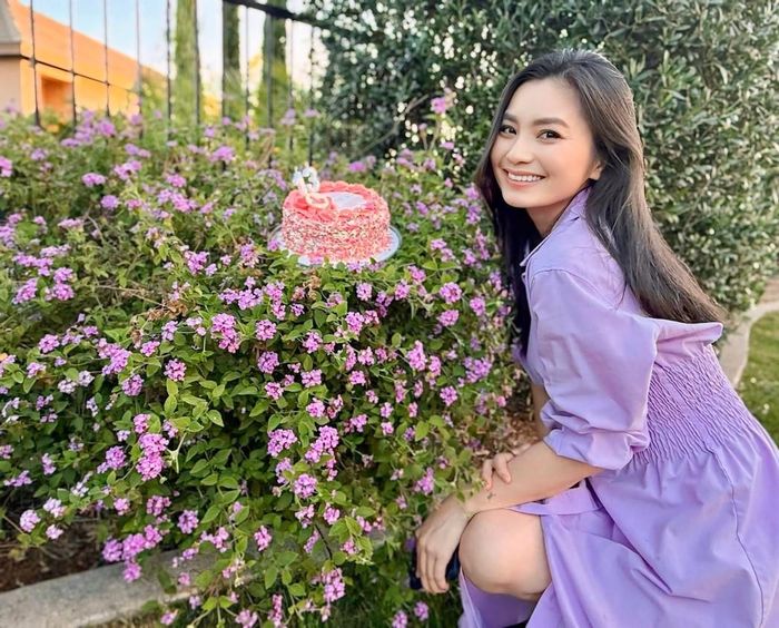 Diệu Hương sinh năm 1985, tốt nghiệp ĐH Sân khấu & Điện ảnh Hà Nội. Cô được khán giả biết đến nhiều nhất qua các phim Bánh đúc có xương, Hoa hồng trên ngực trái. Năm 2019, Diệu Hương cùng gia đình sang Mỹ định cư và vắng bóng màn ảnh từ đó tới nay. Trang cá nhân là nơi cô kết nối với bạn bè, khán giả, chia sẻ về cuộc sống hạnh phúc hiện tại. 
