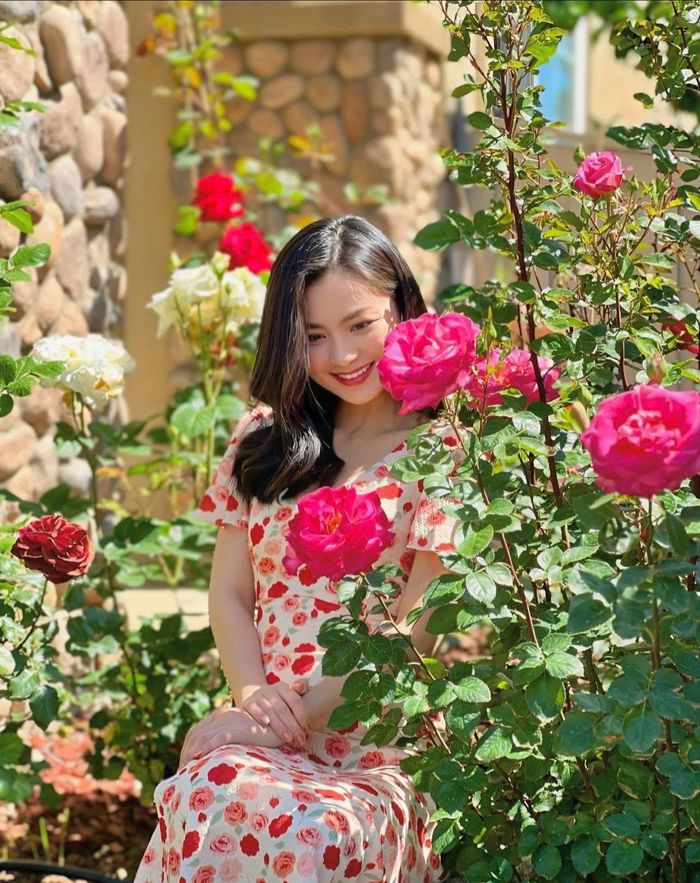 "Chiều chiều, em nấu cơm trong tiếng ríu rít của các con ngoài bể bơi gọi vào: “Mẹ ơi hôm nay ăn gì ạ” “Mẹ ơi, ngày mai ăn gì ạ”? Nghỉ hè nhà em đón các cháu sang chơi và các bạn hàng xóm cũng sang nhà mình nữa, trại hè thu nhỏ tại chính góc sân và khoảng trời này lúc nào cũng rộn ràng", cô viết về niềm hạnh phúc mỗi ngày. 