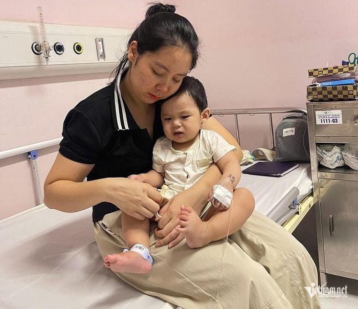 Cứ khoảng 3 tháng, vợ chồng anh Tú lại đưa Gia Hân về bệnh viện ở Hà Nội để khám định kỳ