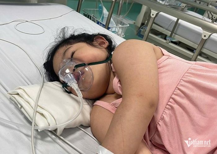 Bé Nguyễn Vũ Gia Hân (SN 2022) mắc bệnh động kinh, mỗi tháng chi phí điều trị khoảng 2 triệu đồng