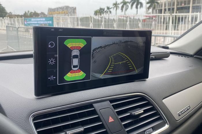 Lắp camera lùi kèm màn hình Android để tăng độ nét và góc quan sát cho hình ảnh hiển thị.