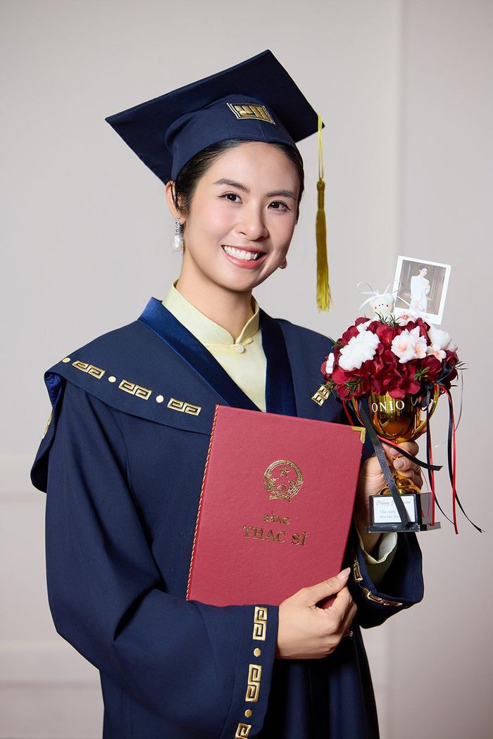 Hoa hậu Ngọc Hân và con trai. 