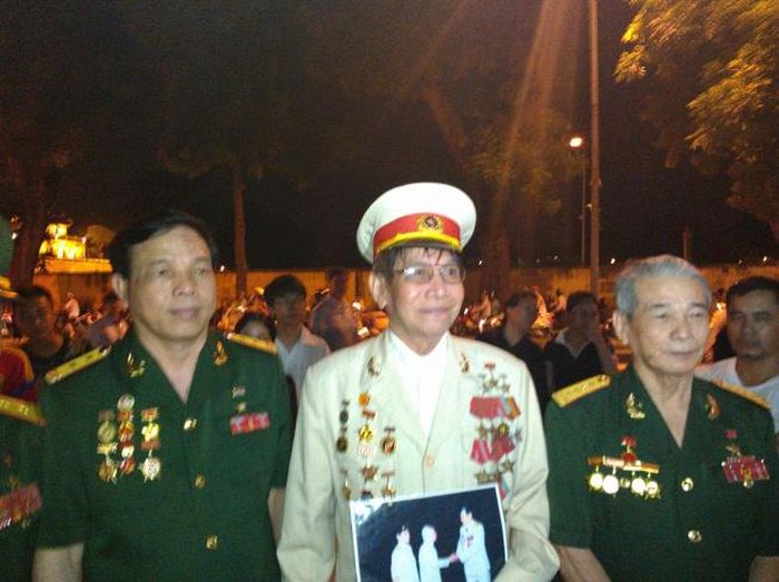 Anh hùng Kim Ngọc Quảng (giữa), Anh hùng Phan Văn Quý (trái) và Anh hùng Nguyễn Ngọc Quỳnh dự tang lễ Đại tướng Võ Nguyên Giáp