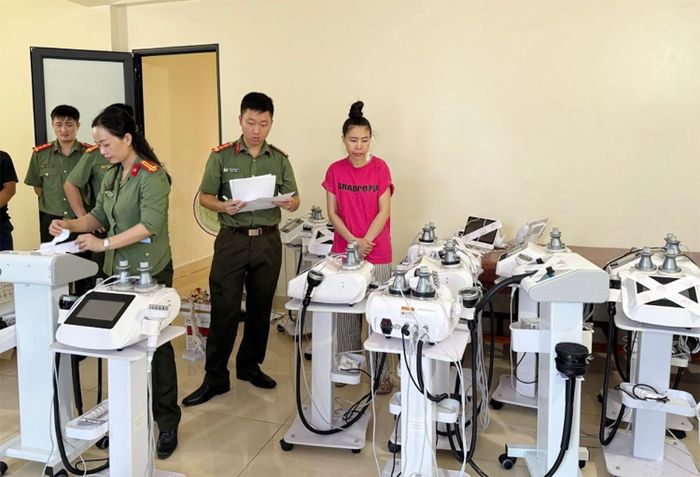 Lực lượng chức năng khám xét cơ sở “Phúc Tâm 8”. Ảnh: Công an Nghệ An