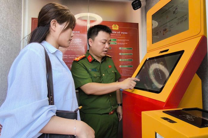 Người dân trải nghiệm Trạm Cảnh sát thông minh. Ảnh: C06