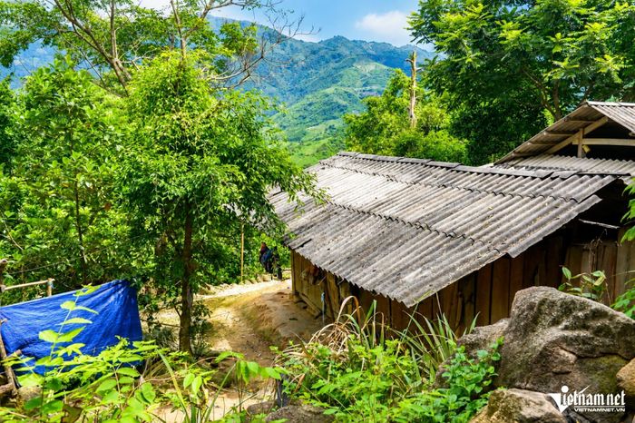 Những ngôi nhà nằm chênh vênh bên sườn núi. Ảnh: Lê Dương