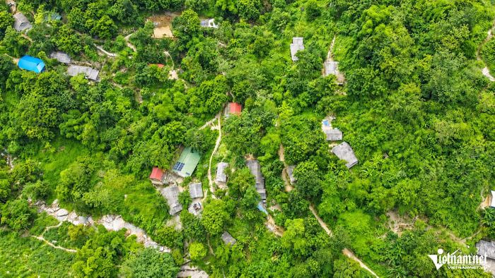 Khu vực bản Tung nguy cơ sạt lở trước mùa mưa bão. Ảnh: Lê Dương