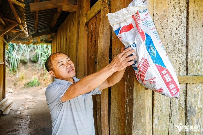 Anh Dĩ mong muốn tỉnh sớm bố trí tái định cư để ổn định cuộc sống. Ảnh: Lê Dương