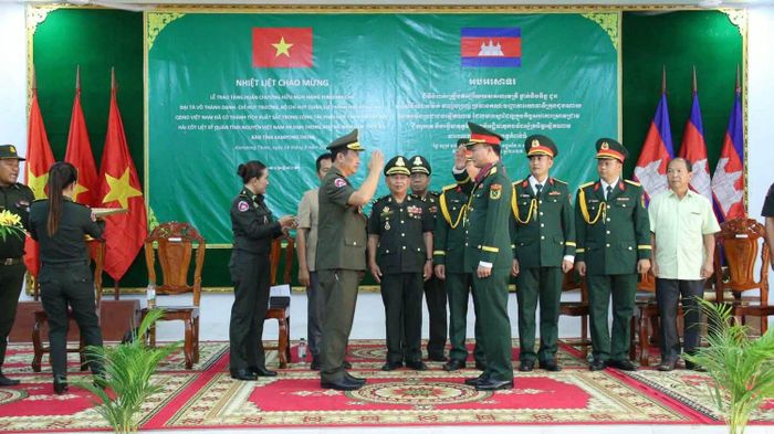 Lễ trao tặng Huân chương Hữu nghị hạng Thibdin cho Đại tá Võ Thành Danh - Chỉ huy trưởng Bộ CHQS TP Đồng Nai. Ảnh: ĐVCC