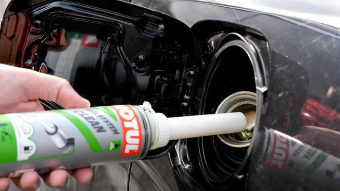 Bộ đôi sản phẩm Motul Fuel System Clean cho xe ô tô và xe máy được nhiều người dùng lựa chọn nhằm hỗ trợ làm sạch hệ thống nhiên liệu