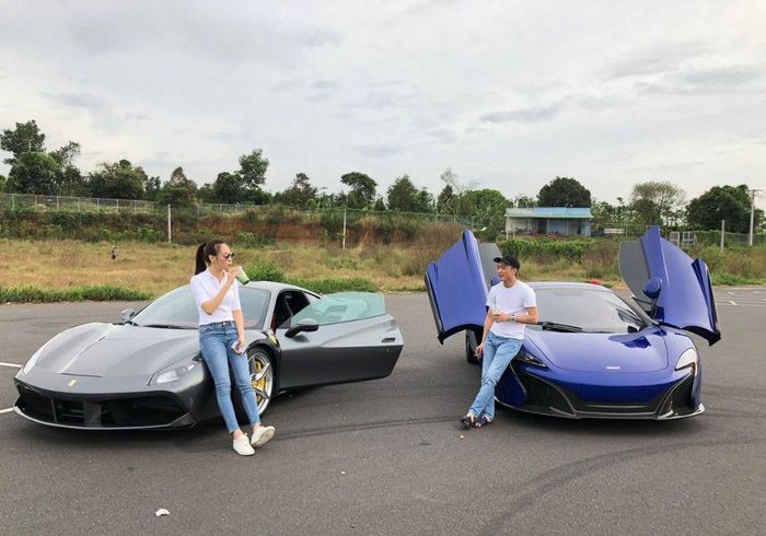 Cặp đôi có cùng sở thích đam mê siêu xe.