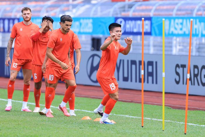 Buổi tập của tuyển Việt Nam diễn ra dưới cái nắng 35 độ C. Dù vậy, toàn đội đều thực hiện tốt các giáo án mà HLV Kim Sang Sik yêu cầu.