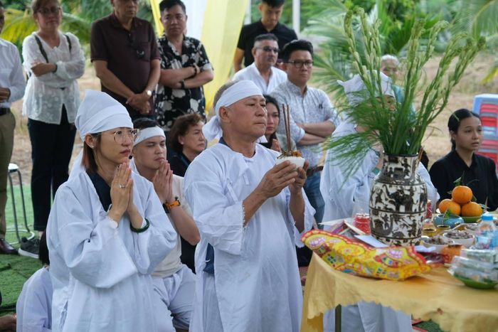 NSND Tạ Minh Tâm cùng 2 con gái làm lễ tạ mộ mới xây cho vợ ở quê.