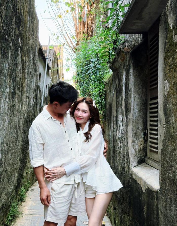 Sao Việt 15/8: Ca sĩ Hòa Minzy và chồng sắp cưới - đại úy Thăng Văn Cương "quấn như sam" sau thời gian xa cách. 