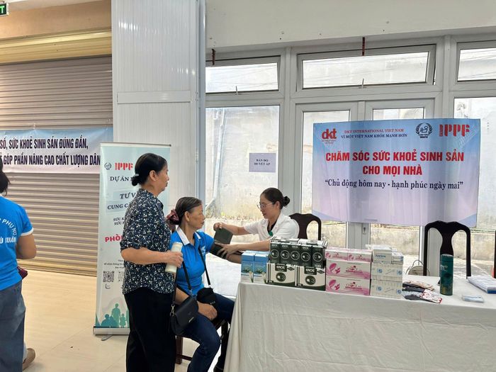 1.000 bao cao su, thuốc và dung dịch vệ sinh phụ nữ được cấp phát miễn phí cho hội viên