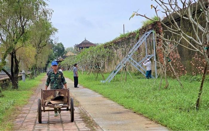  Đoạn tường Hoàng thành có các vị trí xuống cấp phải chống đỡ bằng khung thép. Ảnh: Huengaynay.vn.