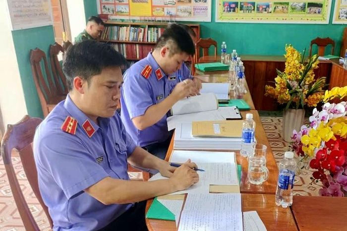 Đoàn kiểm sát trực tiếp kiểm tra hồ sơ, sổ sách tạm giữ tại Đồn biên phòng Hồ Le.