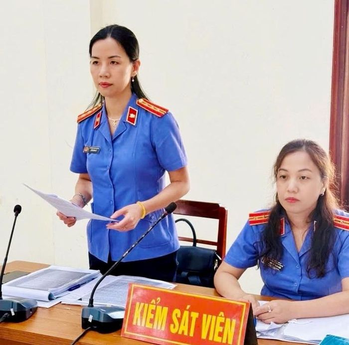  Các Kiểm sát viên đại diện VKSND tỉnh Thái Nguyên thực hành quyền công tố và kiểm sát xét xử tại phiên tòa.