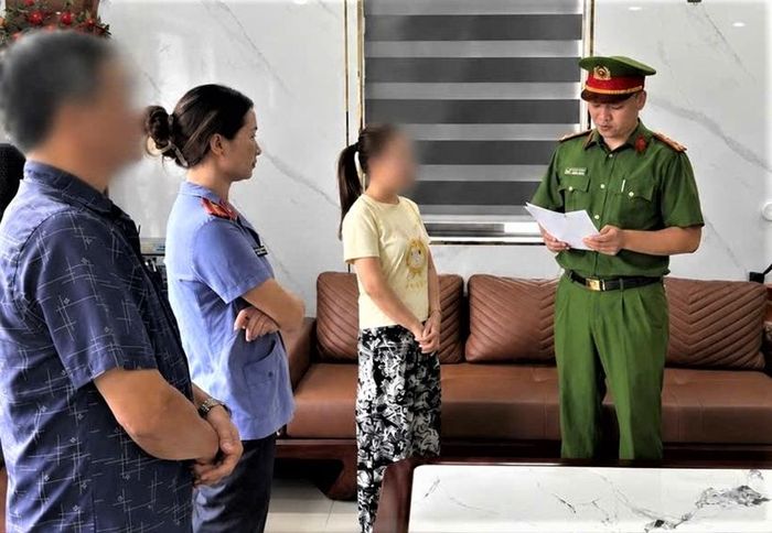 Cơ quan điều tra tống đạt các quyết định tố tụng đối với bị can trong vụ án.