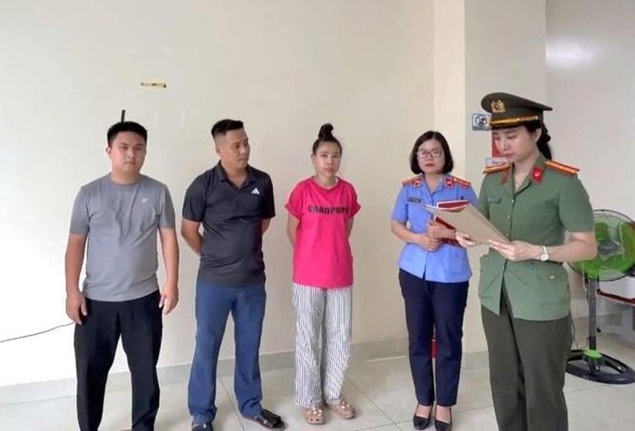  Kiểm sát viên kiểm sát việc khởi tố 3 đối tượng.