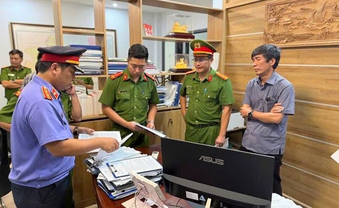  Khám xét nơi làm việc của bị can. Ảnh: Phan Bé - Mạnh Hùng.
