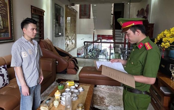 Cơ quan CSĐT Công an tỉnh tống đạt quyết định khởi tố bị can Nguyễn Hải Linh. Ảnh: CAPT