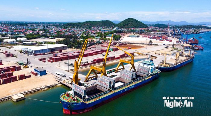 Bốc dỡ hàng tại Cảng Cửa Lò. Ảnh: Thành Cường