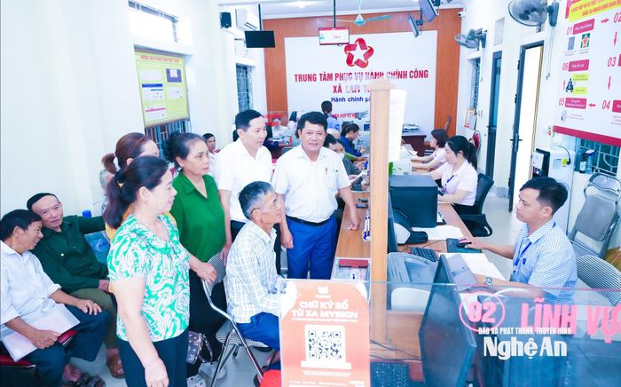 Cán bộ Mặt trận xã Lam Thành giám sát tinh thần phục vụ của cán bộ, công chức tại Trung tâm Phục vụ hành chính công xã. Ảnh: Mai Hoa