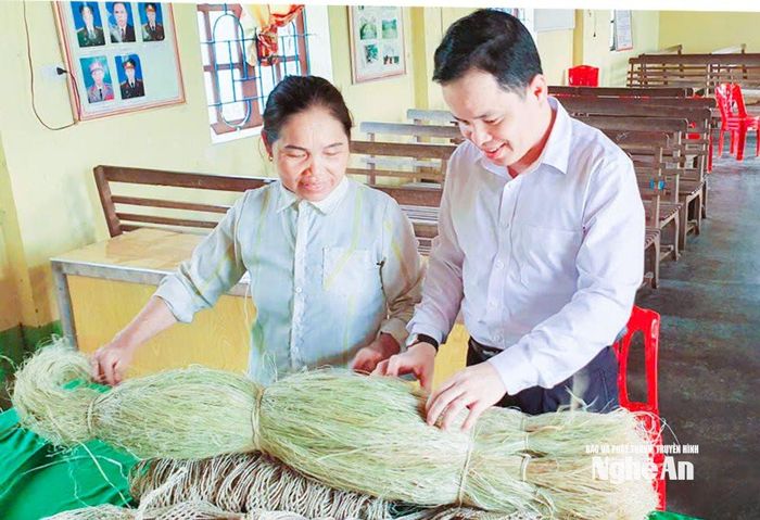 Đồng chí Phan Sỹ Cường - Phó Chủ tịch Ủy ban MTTQ Việt Nam tỉnh tìm hiểu khâu tiêu thụ sản phẩm của người dân xã Giai Xuân. Ảnh: CSCC