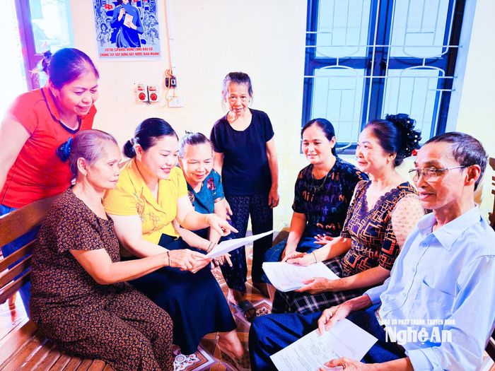 Cán bộ Mặt trận xã Tương Dương trao đổi với người dân về một số chính sách hỗ trợ phát triển kinh tế, giảm nghèo bền vững. Ảnh: Mai Hoa