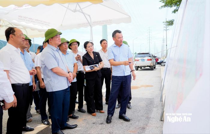 Đồng chí Nguyễn Khắc Thận - Ủy viên Trung ương Đảng, Bí thư Tỉnh ủy, Trưởng Đoàn ĐBQH tỉnh kiểm tra tiến độ giải phóng mặt bằng 2 dự án KCN Hoàng Mai I và Hoàng Mai II. Ảnh: Phạm Bằng