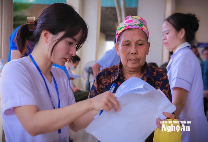 Các đối tượng ưu tiên hàng đầu được khám sức khỏe miễn phí bao gồm người cao tuổi, người khuyết tật, người thuộc hộ nghèo, cận nghèo, và người có công với cách mạng. Ảnh: Thành Chung