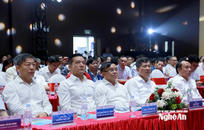 Các đại biểu tham dự khai mạc hội nghị.