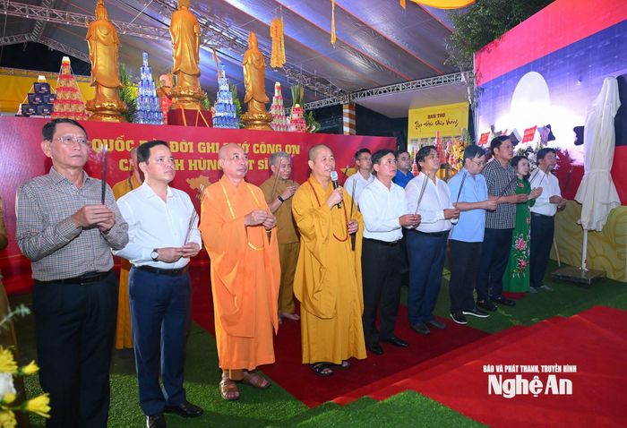 Các đại biểu dâng hương tưởng niệm các Anh hùng liệt sĩ tại Đài tưởng niệm. Ảnh: Thành Cường
