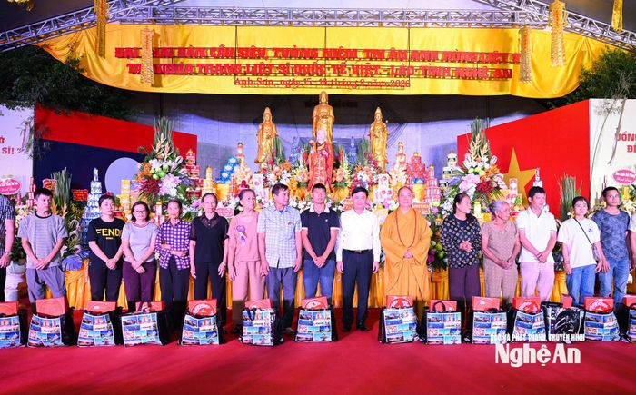 Dịp này, Ban tổ chức Đại lễ trao 1.000 suất quà cho các gia đình chính sách, thân nhân liệt sĩ có hoàn cảnh khó khăn trên địa bàn. Ảnh: Thành Cường