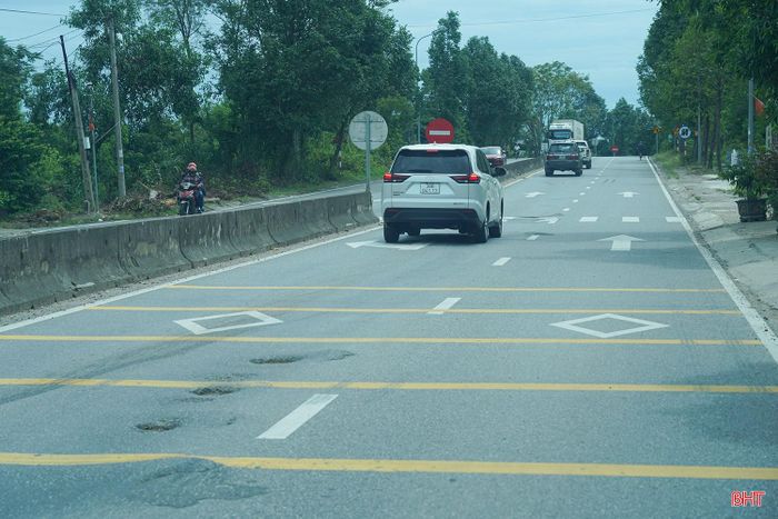 Đáng nói, đoạn đường này vừa được sửa chữa và vẫn đang trong thời gian bảo hành. Cụ thể, gói thầu số 3 thuộc Dự án sửa chữa hư hỏng nền, mặt đường quốc lộ 8 tại các đoạn Km16+480 - Km18+000; Km18+600 - Km19+200; Km19+600 - Km20+350 và Km25+000 - Km26+200 do Khu Quản lý đường bộ II làm chủ đầu tư đã được nghiệm thu, bàn giao đưa vào khai thác từ ngày 27/1/2026.