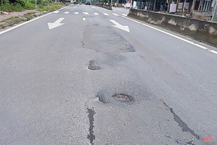 Không chỉ gây mất an toàn giao thông, tình trạng mặt đường xuống cấp còn khiến việc vận chuyển hàng hóa trên tuyến quốc lộ 8 - tuyến giao thông huyết mạch nối Cửa khẩu quốc tế Cầu Treo với quốc lộ 1 và các khu vực trung tâm của Hà Tĩnh bị ảnh hưởng.