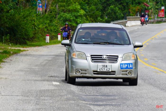 Theo yêu cầu của Sở Xây dựng, Khu Quản lý đường bộ II phải khẩn trương khắc phục các hư hỏng trước 15/8 để tránh các sự cố về giao thông do mặt đường xuống cấp. Tuy nhiên, đến nay mặt đường vẫn chưa được sửa chữa.
