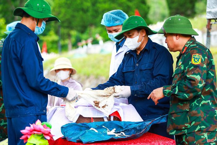 Công tác lấy mẫu được thực hiện cẩn trọng ở từng công đoạn, từ xác định vị trí phần mộ, khai quật, thu nhận mẫu hài cốt đến niêm phong, lập hồ sơ phục vụ giám định.