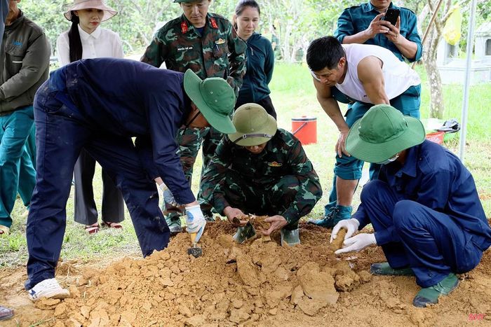 Ban Chỉ đạo 515 tỉnh triển khai nhiệm vụ tìm kiếm, quy tập hài cốt liệt sĩ theo các nguồn tin do chính quyền và Nhân dân cung cấp tại xã Hương Bình.