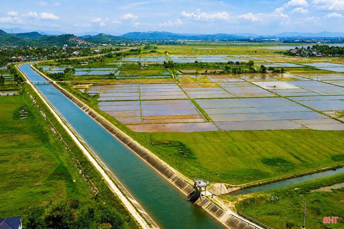 Dự án có nhiệm vụ hoàn thiện hệ thống kênh nhánh Linh Cảm, cấp nước tưới cho khoảng 17.800 ha đất canh tác.