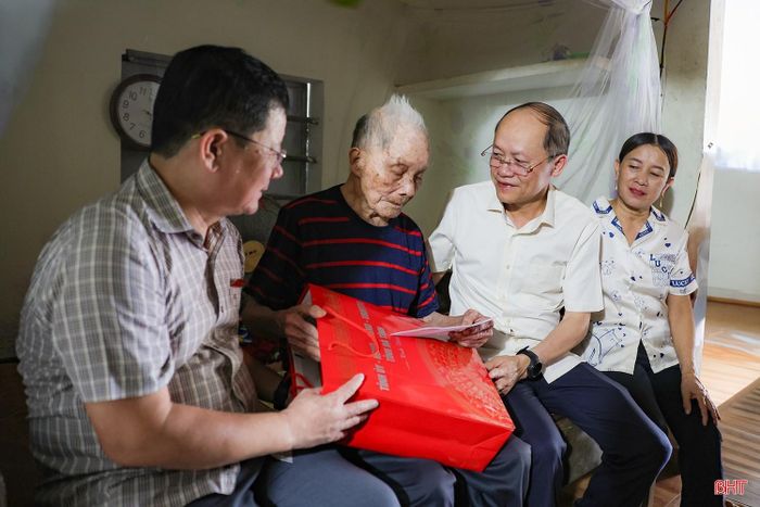 Đồng chí Nguyễn Hồng Lĩnh - Phó Bí thư Thường trực Tỉnh ủy, Chủ tịch HĐND tỉnh thăm, tặng quà cụ Đặng Tưng (cha của liệt sĩ Đặng Văn Bình) trong dịp 27/7 vừa qua.