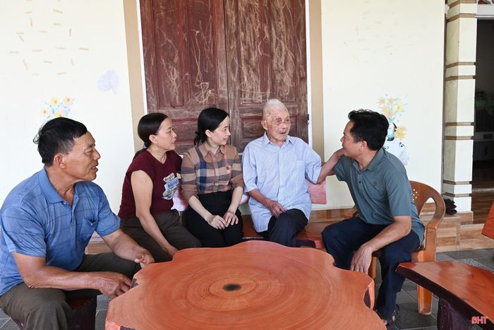 Cụ Đặng Tưng (người thứ 2 bên phải) chia sẻ niềm phấn khởi khi biết các quy định mới về công tác trao huy hiệu Đảng.