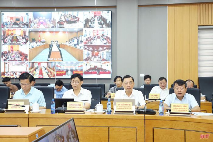 Phó Chủ tịch Thường trực HĐND tỉnh Dương Tất Thắng, Trưởng ban Quản lý KKT tỉnh Trần Việt Hà và đại biểu dự cuộc họp