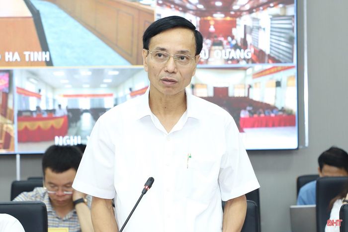 Giám đốc Sở Công Thương Lê Trung Phước báo cáo hoạt động các ngành công nghiệp và tiến độ các dự án trọng điểm.