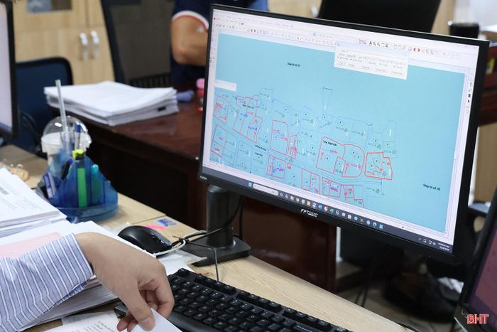 Các cán bộ Chi nhánh Văn phòng Đăng ký đất đai khu vực Can Lộc hỗ trợ các xã, phường rà soát thông tin.
