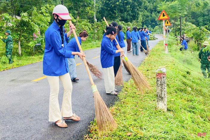 Với hàng trăm công trình, phần việc được triển khai đồng loạt, Ngày cao điểm chung tay xây dựng nông thôn mới năm 2026 tiếp tục khẳng định vai trò xung kích, sáng tạo của tuổi trẻ Hà Tĩnh trong tham gia phát triển kinh tế - xã hội, bảo vệ môi trường, xây dựng quê hương ngày càng giàu đẹp, văn minh.
