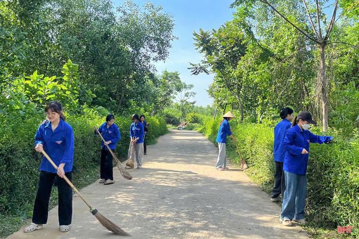  "Ngày cao điểm chung tay xây dựng nông thôn mới là dịp để tuổi trẻ Hà Tĩnh tiếp tục phát huy tinh thần xung kích, tình nguyện, góp sức cùng cơ sở thực hiện những công trình, phần việc thiết thực, nhất là tại các địa bàn khó khăn, vùng biên giới. Đây cũng là hoạt động ý nghĩa hướng tới kỷ niệm 70 năm Ngày truyền thống Hội Liên hiệp Thanh niên Việt Nam, góp phần lan tỏa tinh thần đoàn kết, cống hiến và trách nhiệm của tuổi trẻ Hà Tĩnh đối với cộng đồng", anh Nguyễn Viết Hải Đăng - Phó Bí thư Tỉnh đoàn Hà Tĩnh cho hay. 