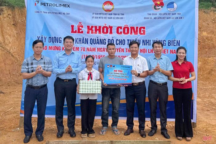  Ở cấp tỉnh, Tỉnh đoàn, Hội Liên hiệp Thanh niên Việt Nam tỉnh tổ chức khởi công 2 công trình an sinh gồm Nhà nhân ái và Ngôi nhà Khăn quàng đỏ dành tặng người có công, thiếu nhi hoàn cảnh khó khăn tại xã Việt Xuyên và xã biên giới Sơn Kim 1. Đây là những công trình thiết thực, góp phần giúp các gia đình ổn định cuộc sống, đồng thời tạo động lực để địa phương hoàn thành các tiêu chí xây dựng nông thôn mới. Trong ảnh: Lễ khởi công Ngôi nhà Khăn quàng đỏ cho thiếu nhi hoàn cảnh khó khăn tại xã Sơn Kim 1. 