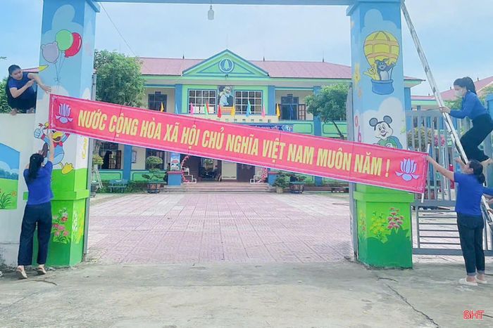 Các cơ sở Đoàn tích cực chỉnh trang 25 khu vui chơi cho người già và trẻ em; phát quang, san lấp gần 10 km lề đường giao thông nông thôn; nạo vét hơn 10 km kênh mương nội đồng; lắp đặt pano tuyên truyền xây dựng nông thôn mới và bóc gỡ biển quảng cáo, rao vặt trái phép.